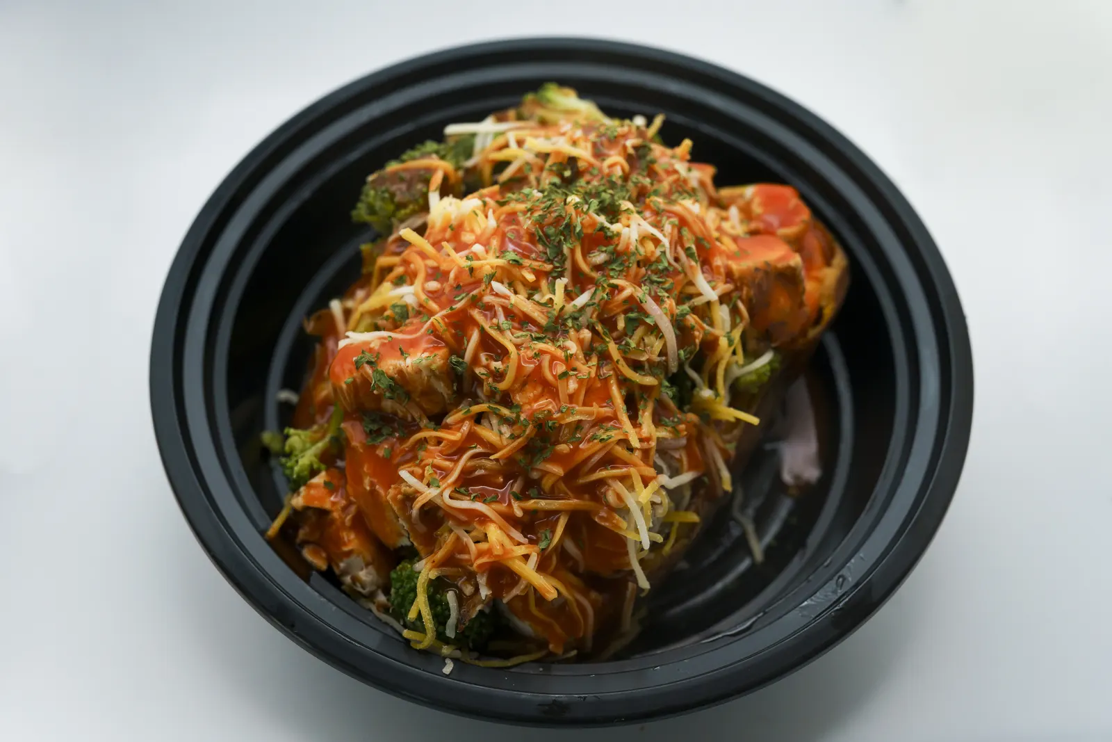 Chicken, rice and vegetables in a meal bowl